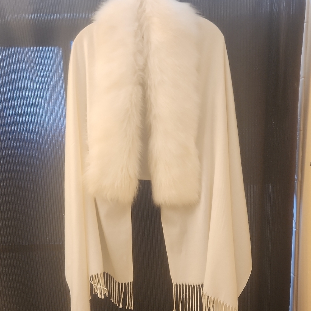 Elegant White Cape with Flowing Silhouette and Tassel Details
